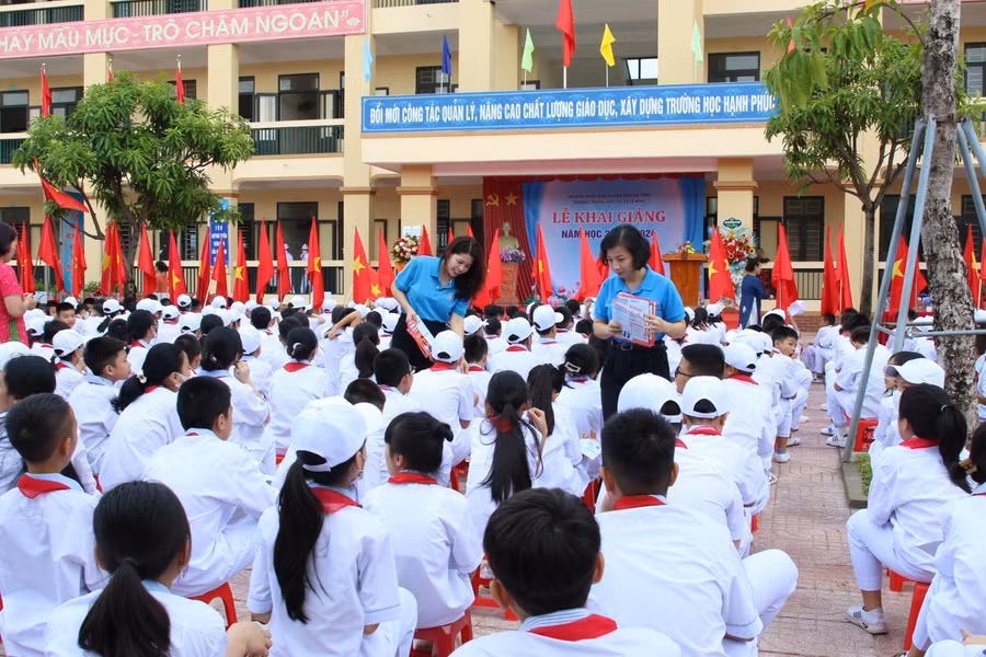 BHXH Hà Tĩnh ra quân tuyên truyền BHYT học sinh tại các trường học.