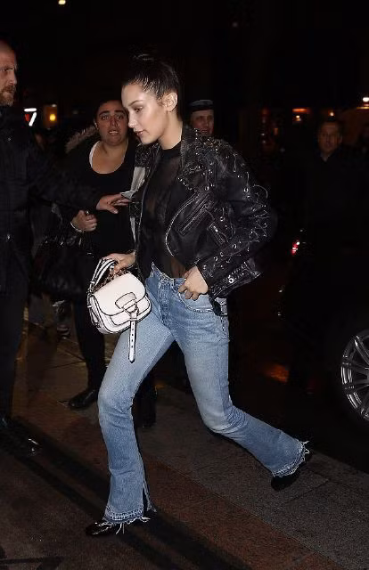 Bo suu tap quan jean pha cach cua Bella Hadid - Anh 5