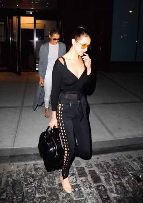 Bo suu tap quan jean pha cach cua Bella Hadid - Anh 7