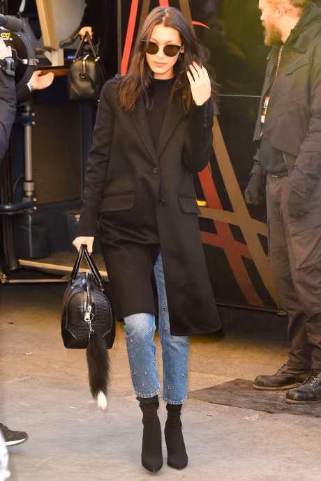 Bo suu tap quan jean pha cach cua Bella Hadid - Anh 3