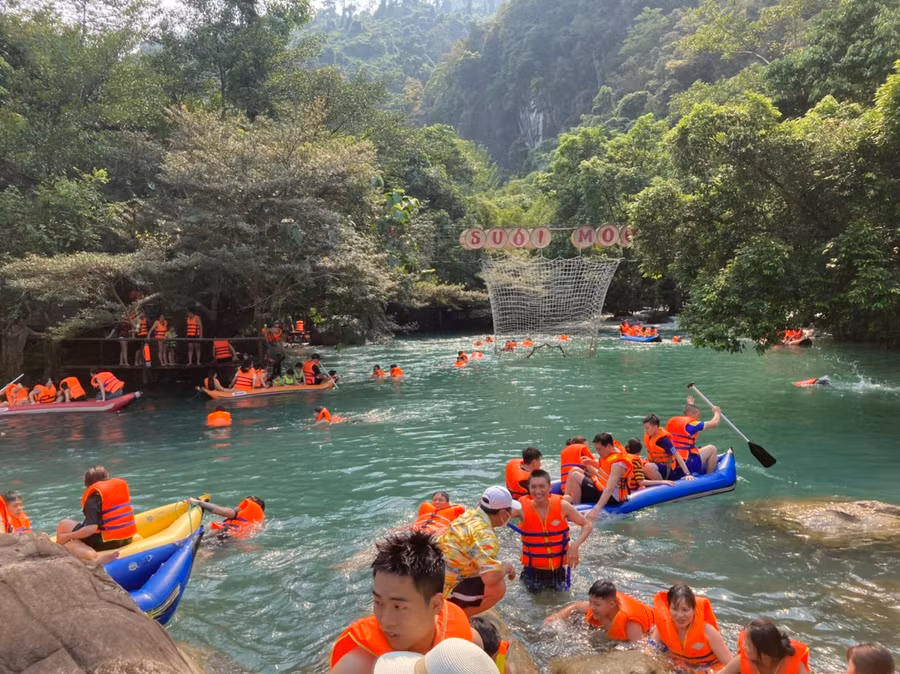 Du khách tham quan du lịch tại Quảng Bình.