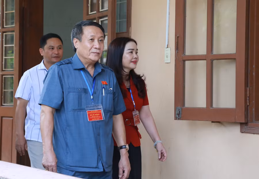 Kiểm tra các phòng thi sau giờ thu bài.