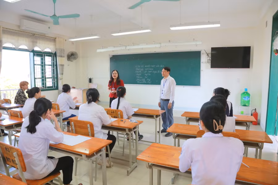 TS Lê Thị Hương - Giám đốc Sở GD&amp;ĐT Quảng Trị, Phó trưởng ban thường trực Ban chỉ đạo kỳ thi động viên thí sinh trước giờ thi.