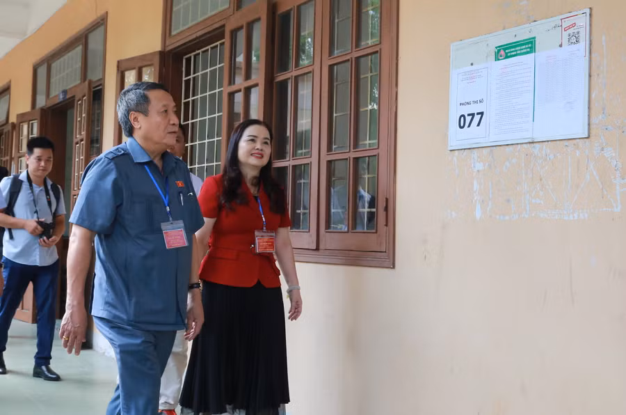 Kiểm tra các phòng thi sau giờ thu bài.