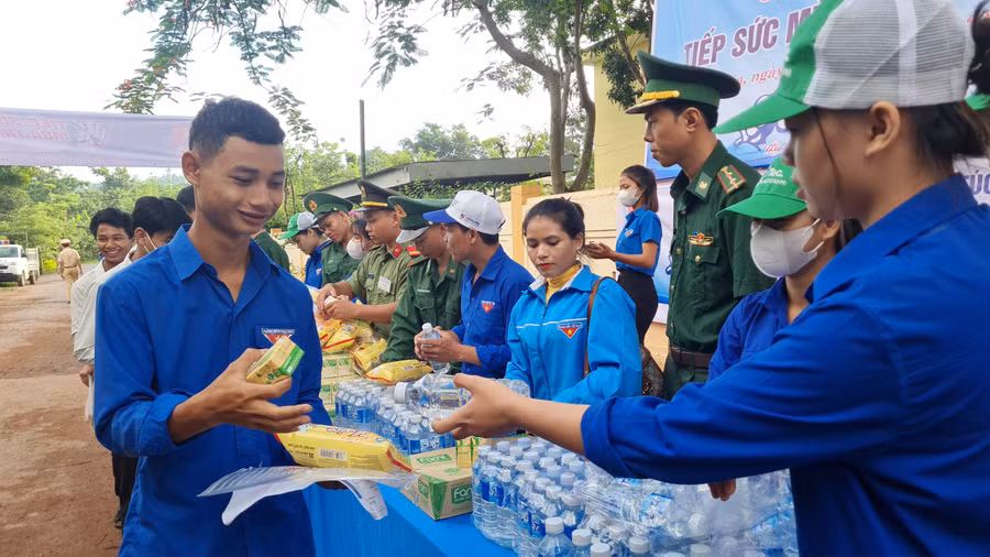 Lực lượng biên phòng và đoàn viên tận tình hỗ trợ thí sinh vùng khó, con em đồng bào dân tộc ở Quảng Trị.