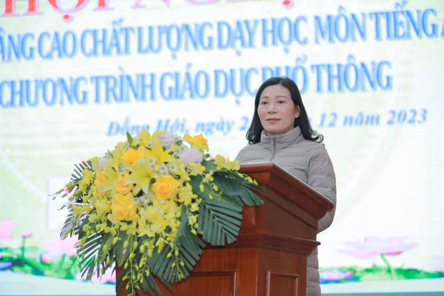 Cô giáo Nguyễn Thị Cúc - Hiệu trưởng Trường THCS số 1 Nam Lý phát biểu tham luận về công tác bồi dưỡng nâng cao chất lượng đội ngũ giáo viên tiếng Anh.