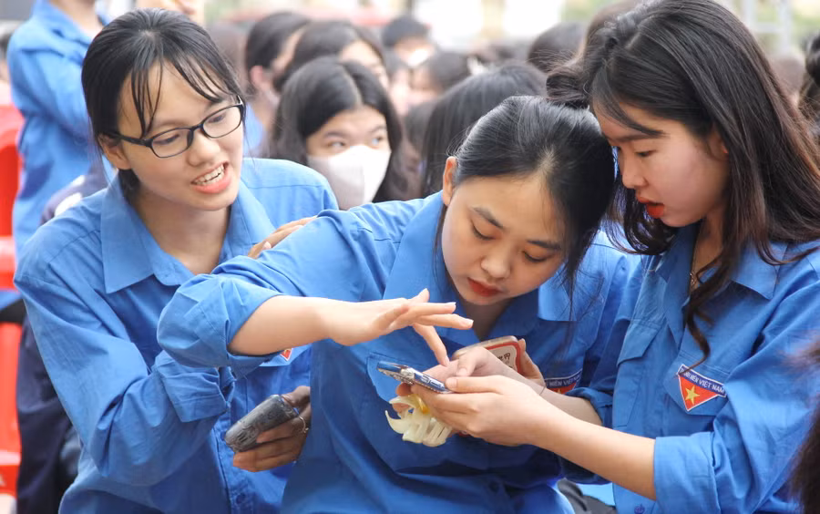 Học sinh hào hứng tham gia "vui chơi có thưởng".