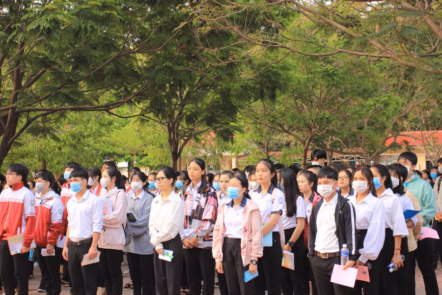 Các thí sinh tham dự khai mạc Kỳ thi chọn học sinh giỏi tỉnh cấp THPT năm học 2020-2021.