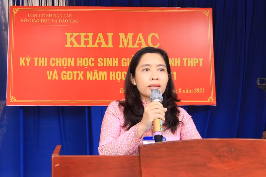 TS Lê Thị Thanh Xuân, Phó Giám đốc Sở GD-ĐT phát biểu khai mạc Kỳ thi