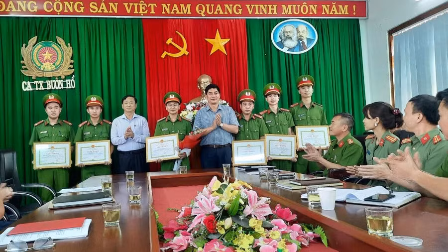 Lãnh đạo thị xã Buôn Hồ biểu dương các lực lượng tham gia phá án.