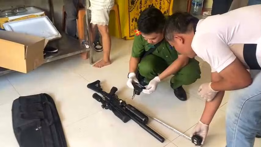 Lực lượng Công an thu giữ 2 khẩu súng. (Ảnh: SD)
