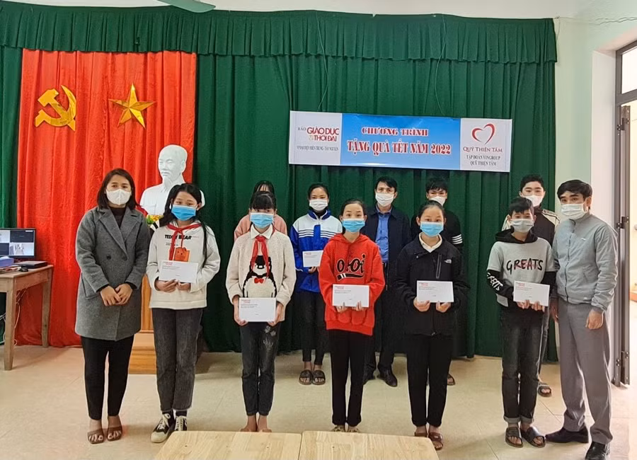 Phóng viên báo GD&amp;TĐ trao quà của Quỹ Thiện Tâm (Tập đoàn Vingroup) đến học sinh trường THCS Hương Lâm