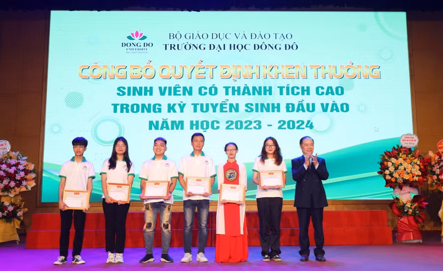 Trao thưởng sinh viên có thành tích cao trong tuyển sinh đầu vào năm 2023-2024.