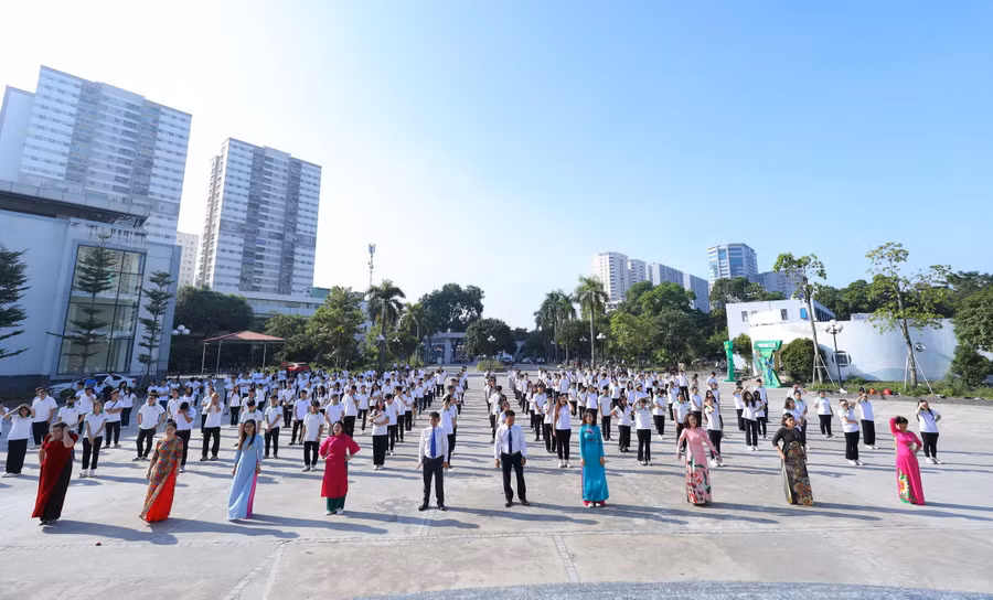 400 giảng viên, sinh viên nhảy flashmob trong ngày khai giảng.