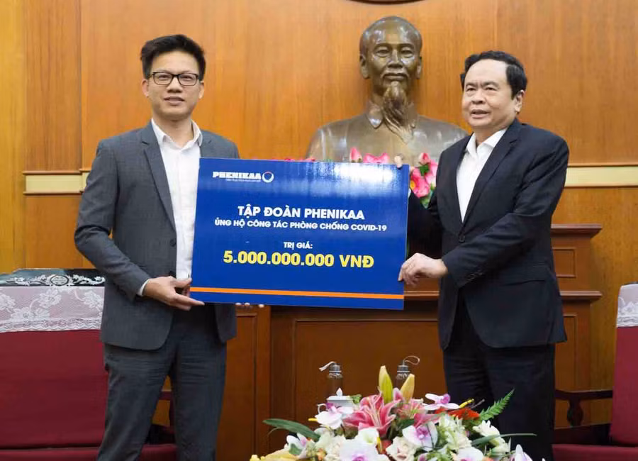 Đại diện Ban Lãnh đạo Tập đoàn Phenikaa trao số tiền 5 tỷ đồng tại Ủy ban Trung ương Mặt trận Tổ quốc Việt Nam.