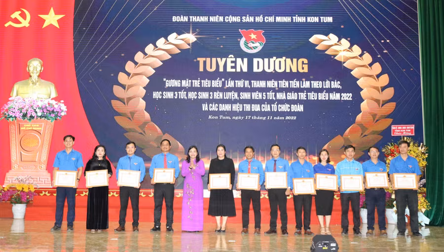 UBND tỉnh Kon Tum khen thưởng cho 5 tập thể, 10 cá nhân có thành tích xuất sắc trong công tác Đoàn và phong trào thanh thiếu nhi nhiệm kỳ 2017-2022. UBND tỉnh Kon Tum khen thưởng cho 5 tập thể, 10 cá nhân có thành tích xuất sắc trong công tác Đoàn và phong trào thanh thiếu nhi nhiệm kỳ 2017-2022.