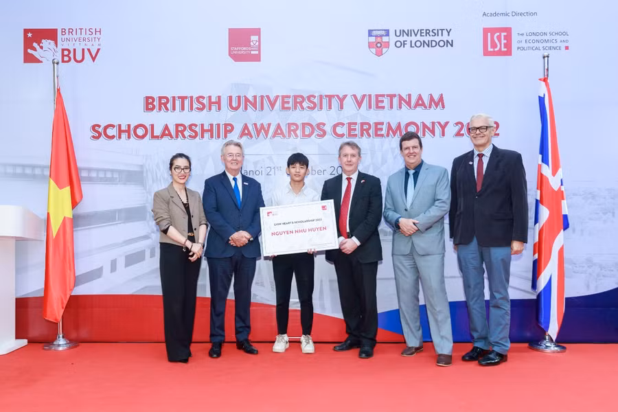 Nguyễn Như Huyến đã nhận được học bổng “Trái tim Sư Tử” duy nhất của Trường ĐH Anh Quốc Việt Nam trị giá 1 tỷ đồng.