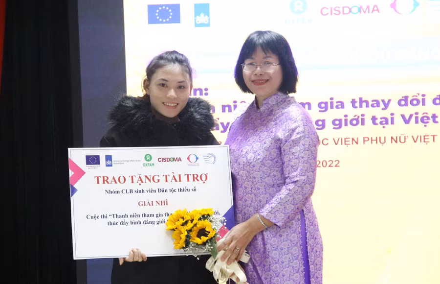 TS Dương Kim Anh trao giải nhì cho đại diện nhóm tác giải dự án "Phát huy sự tham gia của sinh viên dân tộc thiểu số trong các hoạt động truyền thông phòng ngừa và ứng phó với bạo lực trên cơ sở giới cho học sinh tại vùng dân tộc thiểu số”. TS Dương Kim Anh trao giải nhì cho đại diện nhóm tác giải dự án "Phát huy sự tham gia của sinh viên dân tộc thiểu số trong các hoạt động truyền thông phòng ngừa và ứng phó với bạo lực trên cơ sở giới cho học sinh tại vùng dân tộc thiểu số”.