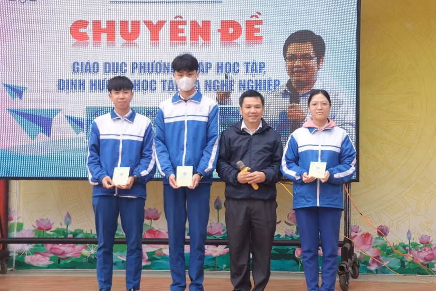 Học sinh được nhận quà sau khi tham gia học tập.