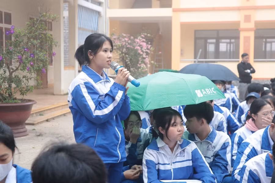 Học sinh đặt câu hỏi, giao lưu với diễn giả Nguyễn Đông Hải.