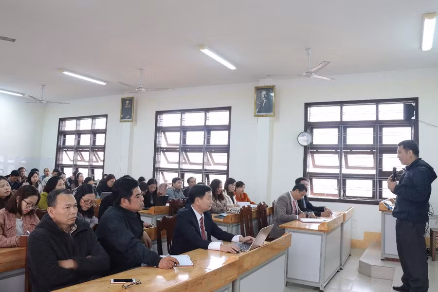 Diễn giả trao đổi với cán bộ, giáo viên nhà trường về các phương pháp giáo dục.