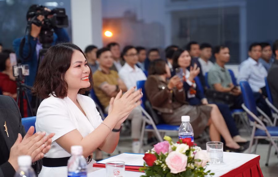 Các đại biểu tham dự buổi lễ ký kết.