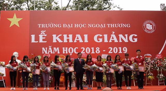 PGS.TS Bùi Anh Tuấn trao thưởng cho các sinh viên xuất sắc