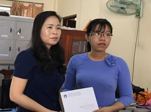 Cô Nhung đã nhận được nhiều chia sẻ động viên của các cấp, các ngành và dư luận xã hội. Ảnh: Bà Nguyễn Thị Bích Hợp - Phó Chủ tịch Công đoàn Giáo dục Việt Nam trao quà động viên cho cô Bùi Thị Cẩm Nhung