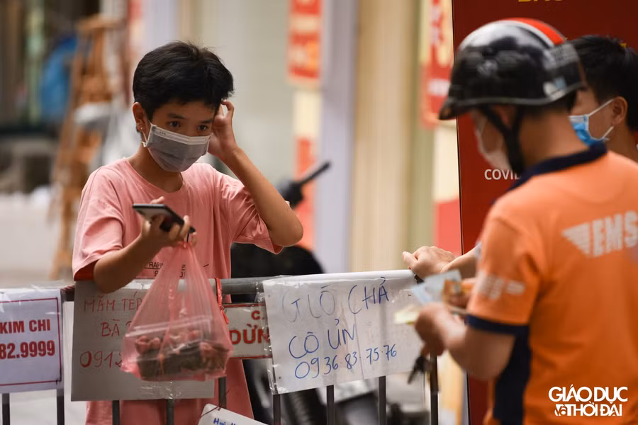 Phía bên trong chợ sẽ có người cầm ra hàng rào và chuyển cho người mua.