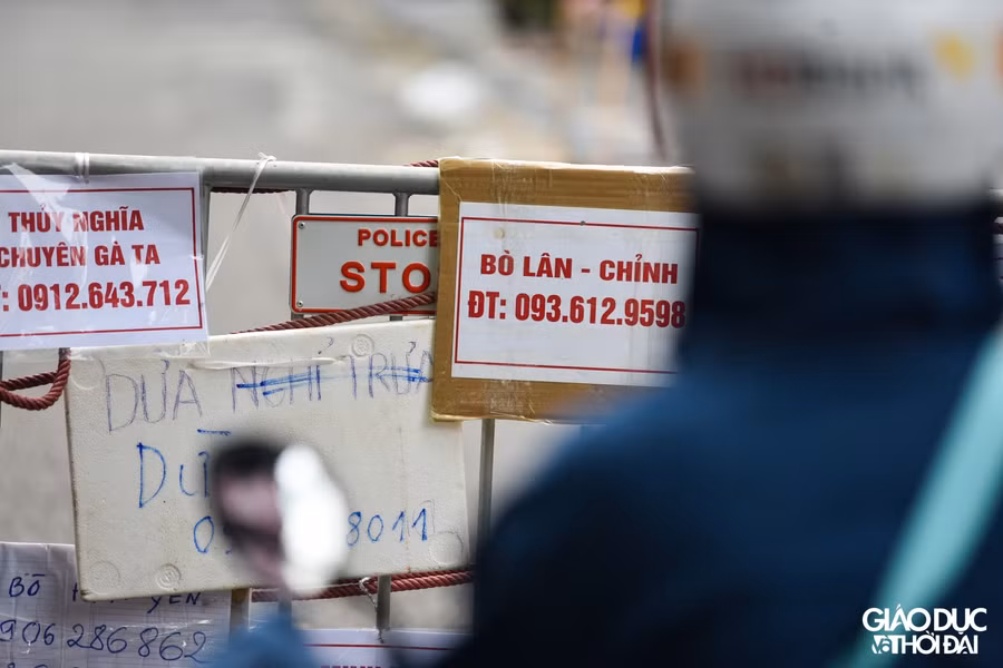 Người dân đến không cần vào chợ, chỉ cần tìm đúng số điện thoại của mặt hàng mình muốn mua, sau đó gọi điện đặt hàng số lượng.