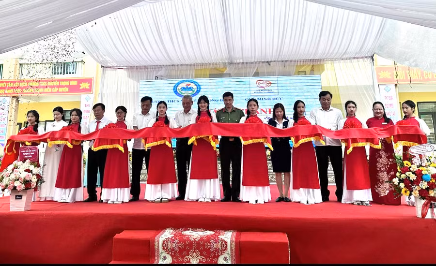Các đại biểu cắt băng khánh thành phòng máy vi tính hiện đại đa chức năng tại Trường THCS Nguyễn Trọng Bình.