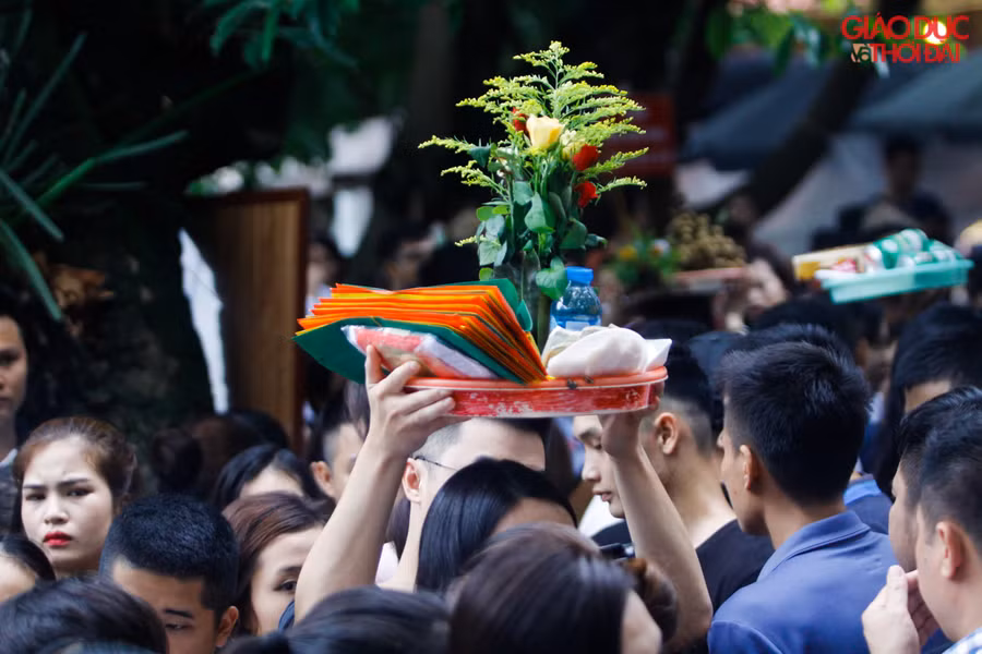 Để vào được bên trong gian thờ chính, người dân phải đội lễ lên đầu hay giơ lên cao mới có thể lách vào được Để vào được bên trong gian thờ chính, người dân phải đội lễ lên đầu hay giơ lên cao mới có thể lách vào được