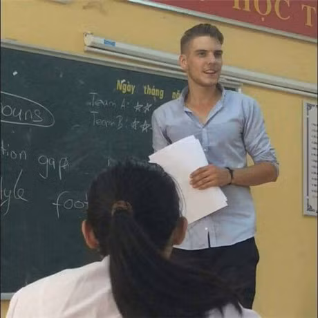 6 thay co giao bat ngo noi tieng khien trai tim hoc tro xao xuyen - Anh 6