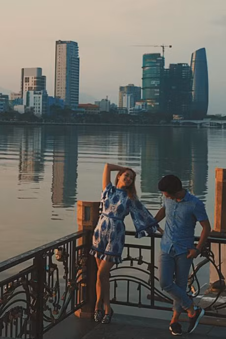Khanh Thi - Phan Hien dep doi, hon nhau duoi anh hoang hon - Anh 1