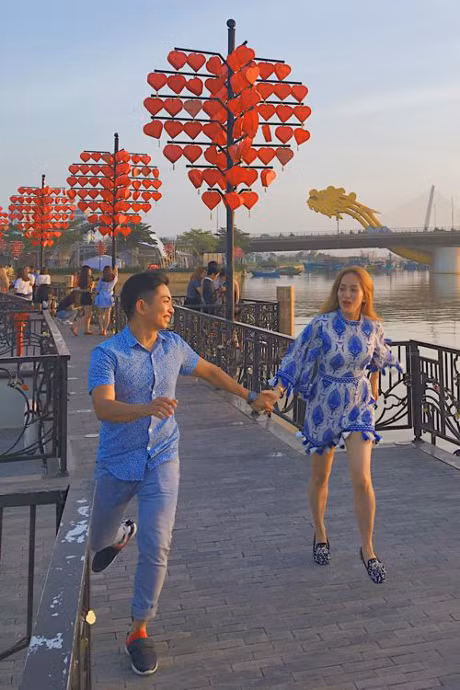 Khanh Thi - Phan Hien dep doi, hon nhau duoi anh hoang hon - Anh 2