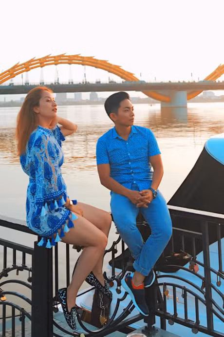 Khanh Thi - Phan Hien dep doi, hon nhau duoi anh hoang hon - Anh 3
