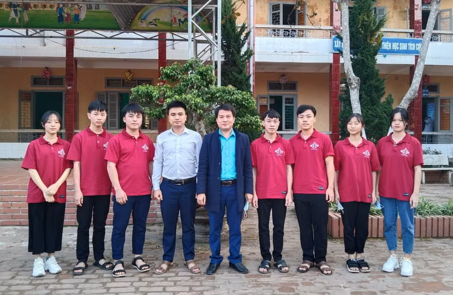 Thầy Hiệu trưởng Nguyễn Văn Tập (thứ 5 từ trái sang phải) và thầy Bùi Quang Thế cùng đội tuyển học sinh giỏi của trường. Ảnh: NVCC