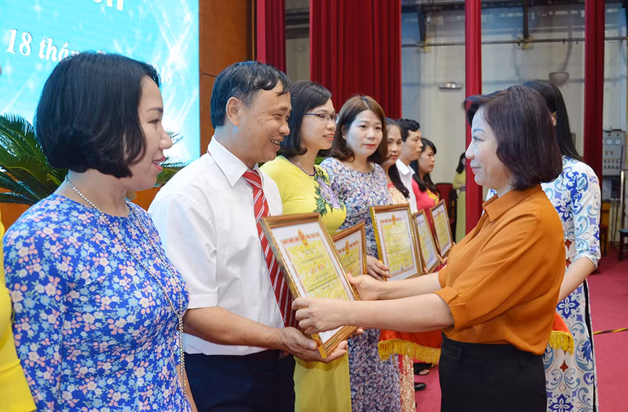 Phó Chủ tịch UBND tỉnh Vũ Thị Thu Thuỷ trao Bằng khen cho các cá nhân và tập thể.