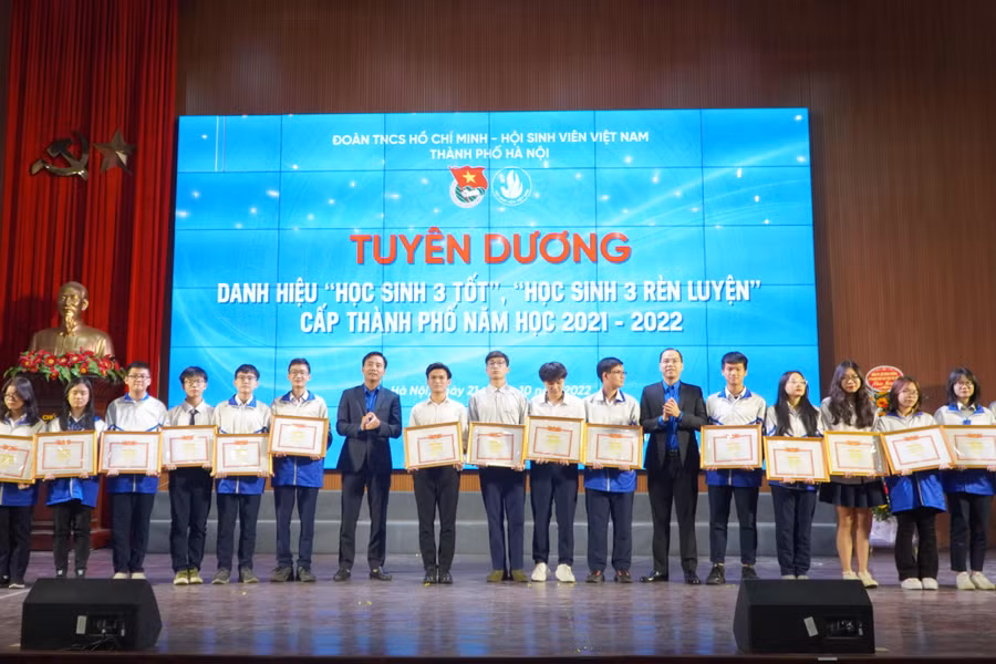 Tuyên dương danh hiệu 'Học sinh 3 tốt', 'Học sinh 3 rèn luyện' cấp Thành phố năm học 2021-2022.