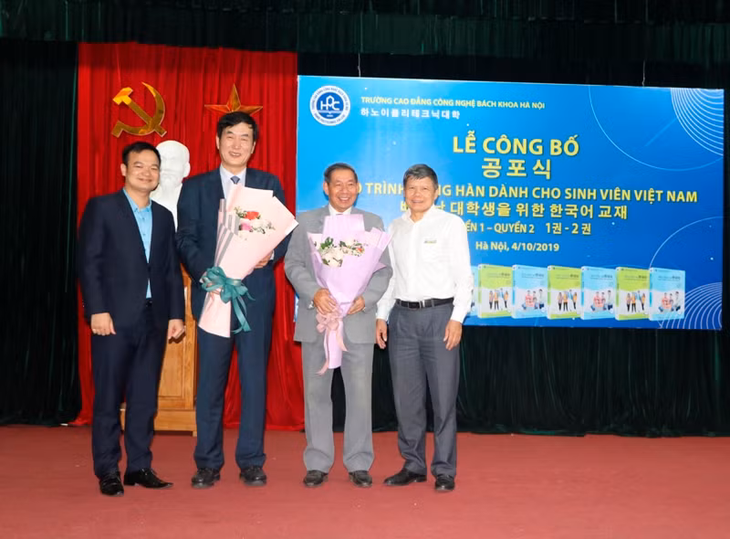 Nhóm tác giả tại lễ ra mắt bộ giáo trình.