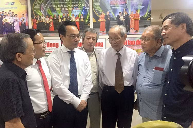 Thứ trưởng Bộ GD&amp;ĐT Hoàng Minh Sơn (thứ 3 từ trái qua) trao đổi cùng các chuyên gia, nhà nghiên cứu giáo dục tại một tọa đàm về tự chủ ĐH. Ảnh: TG