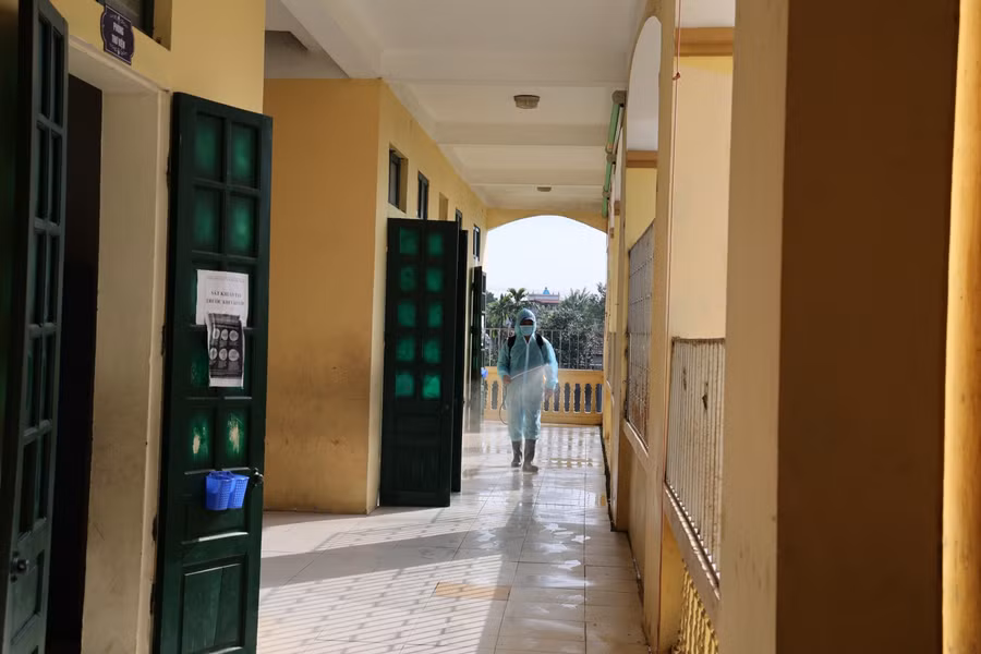 Hiện tại, trường đang tiến hành công tác khử khuẩn, vệ sinh trường lớp, sẵn sàng các điều kiện để đón học sinh tới trường.