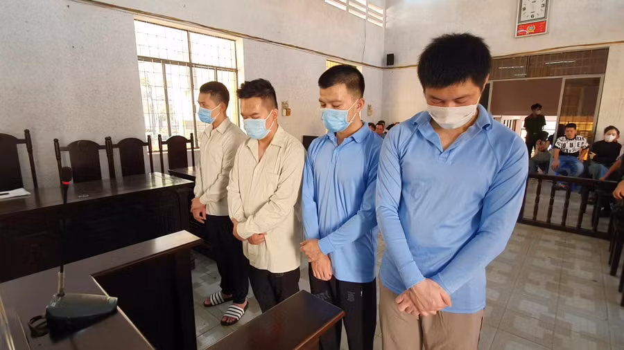 Các bị cáo tại phiên tòa (ảnh: SĐ). Các bị cáo tại phiên tòa (ảnh: SĐ).
