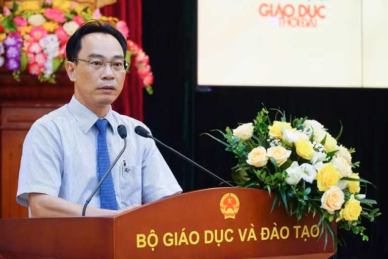 Thứ trưởng Bộ GD&ĐT Hoàng Minh Sơn phát biểu khai mạc.