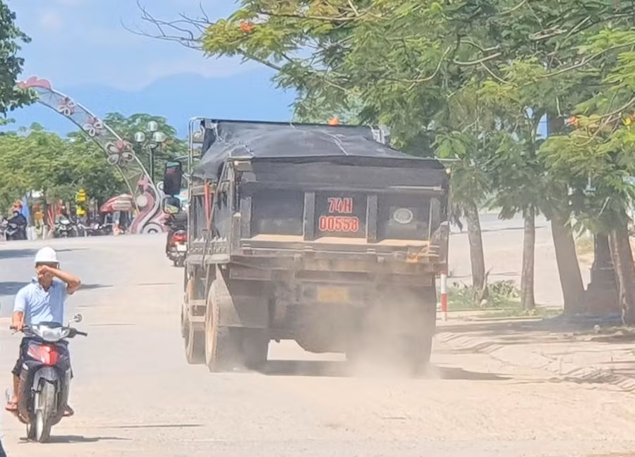 Mỗi lần phương tiện chở cát chạy trên đường là bụi bay mù mịt.