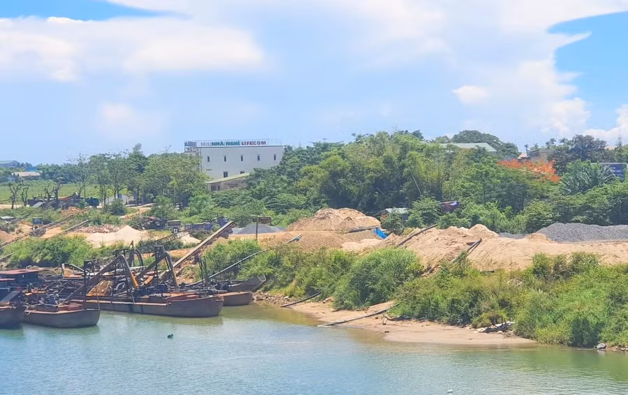 Hàng loạt bãi tập kết cát sỏi hoạt động không phép bên bờ sông Thạch Hãn.