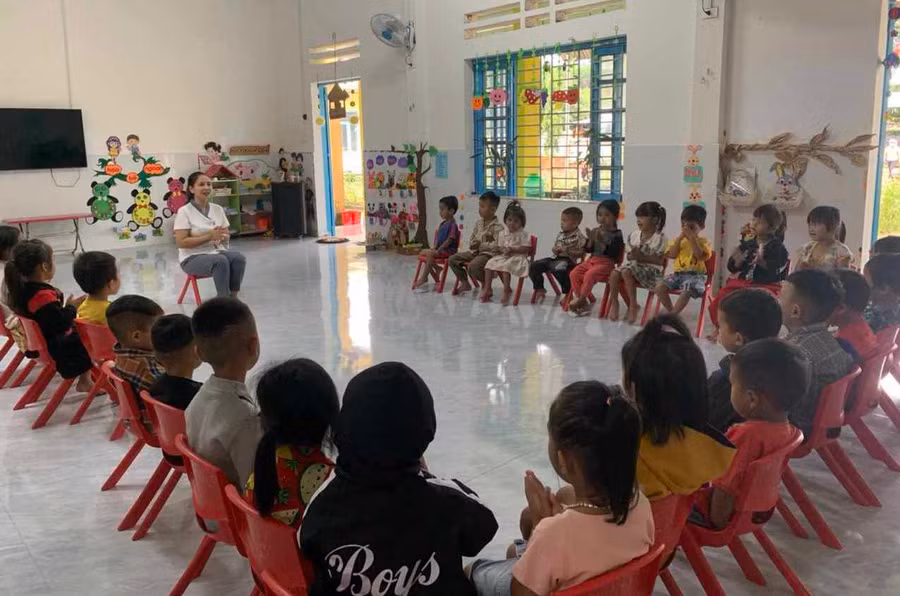 Cô Riah Uối dạy cho học sinh Trường Mẫu giáo liên xã Năng Mỹ.