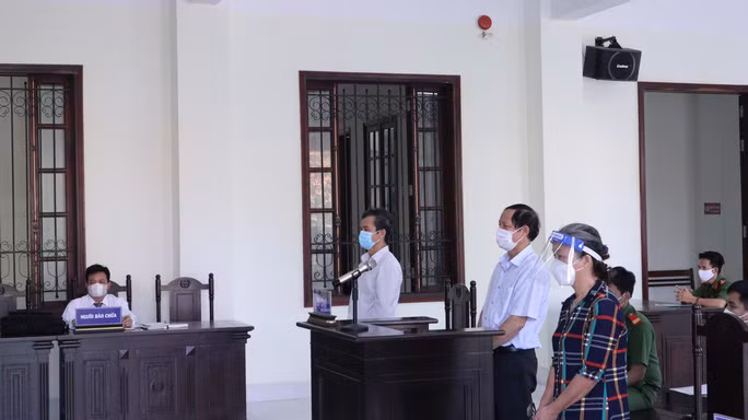 Các bị cáo tại phiên toà xét xử. Ảnh: Thảo Nguyên.