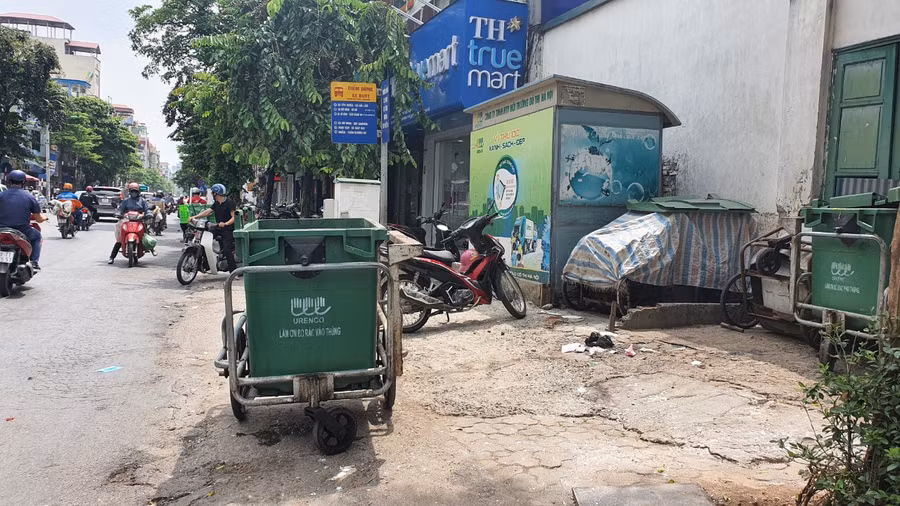 Tại đường Khâm Thiên, xe rác đứng một cách " vô duyên" ngay cạnh điểm chờ xe buýt.