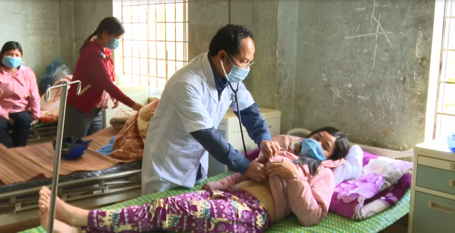 Các trường hợp liên quan tới chùm ca bệnh được theo dõi tại Trung tâm y tế huyện Kon Plông.